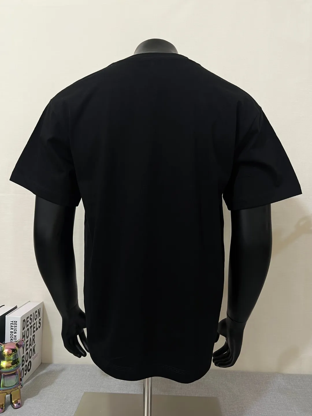 P140 STONE ISLAND top version, differentiated currency, 2025ss official website synchronization, embroidered small label LOGO short-sleeved T-shirt, 64 counts, high density 240g double yarn pure cotton, imported machine embroidered small label, embroidered letters are clean and neat, supports NFC scanning code to enter GW, YB ready-to-wear fabric collar hemming, shoulder bone and tight thread It will not deform after being worn for a long time. It has been washed with high temperature for 4 times. It does not fade, shrink or pill. It is comfortable and stretchable. It is a must-have wardrobe item. Same style for men and women. Five colors: lilac gray, dark gray, white, black, copper brown. Size: XS-L. Maximum L can wear 200 pounds.
